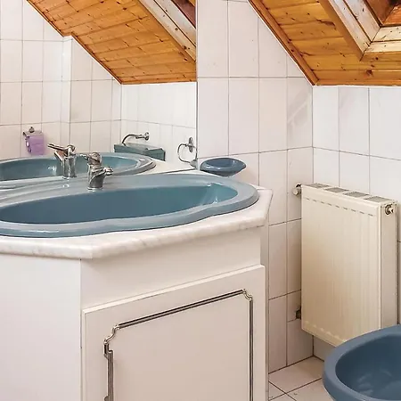 Nice In W/ 4 Bedrooms Nyaraló Balatonberény