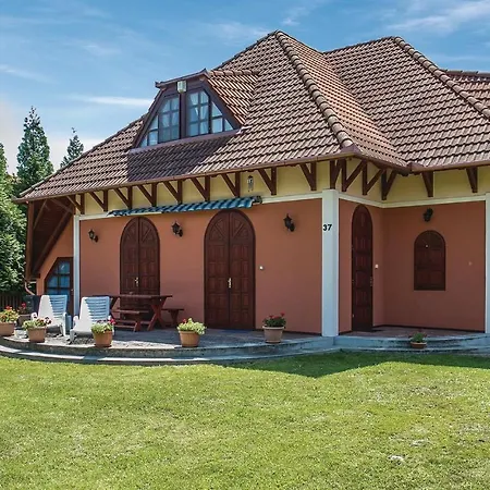 Nice In W/ 4 Bedrooms Nyaraló Balatonberény