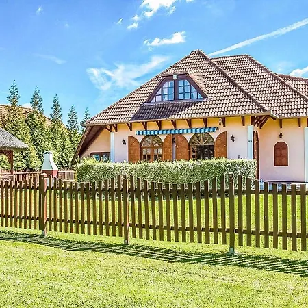 Nice In W/ 4 Bedrooms Nyaraló Balatonberény